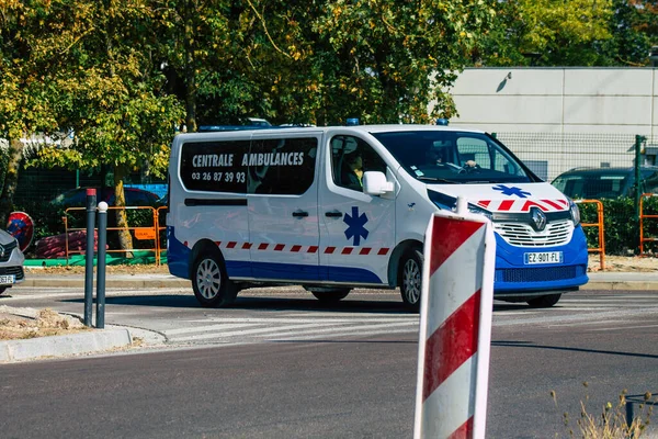 Reims Francia Octubre 2020 Vista Una Ambulancia Tradicional Conduciendo Por —  Fotos de Stock