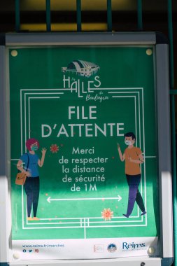 Reims caddelerindeki Coronavirus 'tan korunmak için 11 Ekim 2020' de Fransa 'da bir bilgi afişi görüldü.