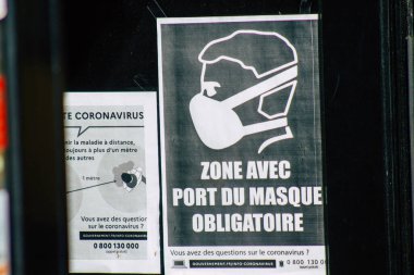 Reims caddelerindeki Coronavirus 'tan korunmak için 11 Ekim 2020' de Fransa 'da bir bilgi afişi görüldü.