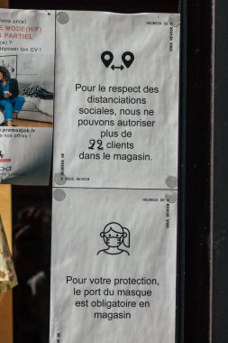 Reims caddelerindeki Coronavirus 'tan korunmak için 11 Ekim 2020' de Fransa 'da bir bilgi afişi görüldü.