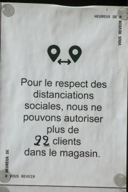 Reims caddelerindeki Coronavirus 'tan korunmak için 11 Ekim 2020' de Fransa 'da bir bilgi afişi görüldü.