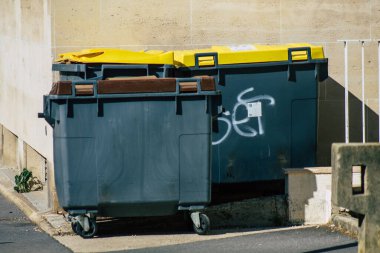 11 Ekim 2020 'de, Fransa' nın Grand Est bölgesinde bulunan ve Avrupa 'nın en eski kentlerinden biri olan Reims' in şehir merkezindeki çöp konteynırına bakmaktadır.