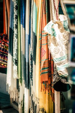 Şehir merkezindeki turistler için bir hediyelik eşya dükkanında satılan dekoratif eşyalar.