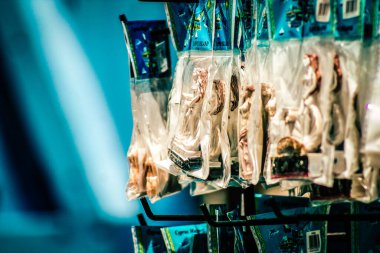 Şehir merkezindeki turistler için bir hediyelik eşya dükkanında satılan dekoratif eşyalar.