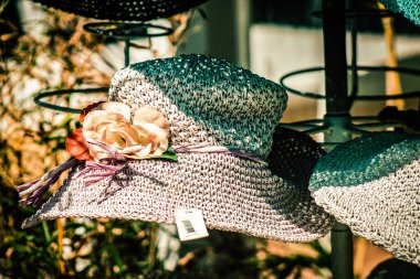 Şehir merkezindeki turistler için bir hediyelik eşya dükkanında satılan dekoratif eşyalar.