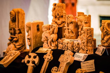 Şehir merkezindeki turistler için bir hediyelik eşya dükkanında satılan dekoratif eşyalar.