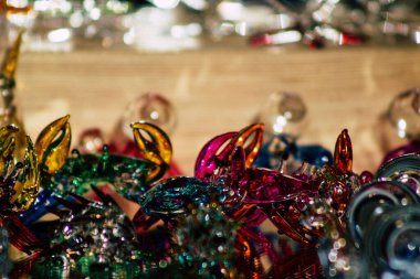 Şehir merkezindeki turistler için bir hediyelik eşya dükkanında satılan dekoratif eşyalar.