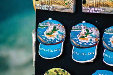 Şehir merkezindeki turistler için bir hediyelik eşya dükkanında satılan dekoratif eşyalar.