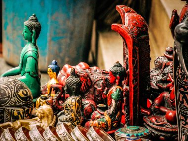 Şehir merkezindeki turistler için bir hediyelik eşya dükkanında satılan dekoratif eşyalar.