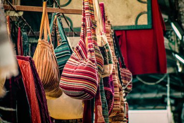 Şehir merkezindeki turistler için bir hediyelik eşya dükkanında satılan dekoratif eşyalar.