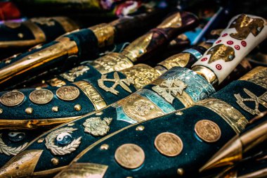 Şehir merkezindeki turistler için bir hediyelik eşya dükkanında satılan dekoratif eşyalar.