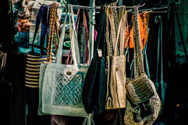 Şehir merkezindeki turistler için bir hediyelik eşya dükkanında satılan dekoratif eşyalar.