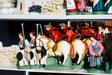 Şehir merkezindeki turistler için bir hediyelik eşya dükkanında satılan dekoratif eşyalar.