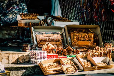 Şehir merkezindeki turistler için bir hediyelik eşya dükkanında satılan dekoratif eşyalar.