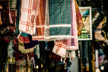 Şehir merkezindeki turistler için bir hediyelik eşya dükkanında satılan dekoratif eşyalar.