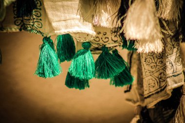 Şehir merkezindeki turistler için bir hediyelik eşya dükkanında satılan dekoratif eşyalar.