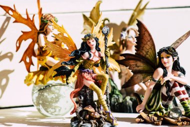 Şehir merkezindeki turistler için bir hediyelik eşya dükkanında satılan dekoratif eşyalar.