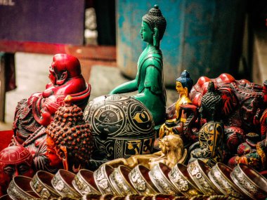 Şehir merkezindeki turistler için bir hediyelik eşya dükkanında satılan dekoratif eşyalar.