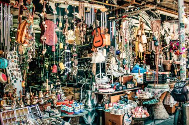 Şehir merkezindeki turistler için bir hediyelik eşya dükkanında satılan dekoratif eşyalar.