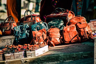 Şehir merkezindeki turistler için bir hediyelik eşya dükkanında satılan dekoratif eşyalar.