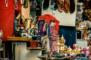 Şehir merkezindeki turistler için bir hediyelik eşya dükkanında satılan dekoratif eşyalar.