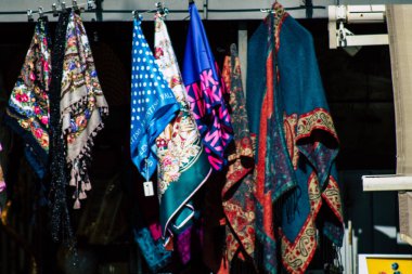 Şehir merkezindeki turistler için bir hediyelik eşya dükkanında satılan dekoratif eşyalar.