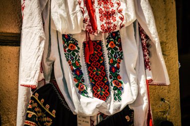 Şehir merkezindeki turistler için bir hediyelik eşya dükkanında satılan dekoratif eşyalar.