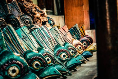 Şehir merkezindeki turistler için bir hediyelik eşya dükkanında satılan dekoratif eşyalar.