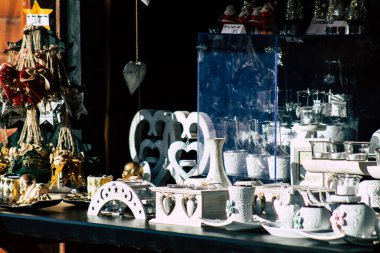 Şehir merkezindeki turistler için bir hediyelik eşya dükkanında satılan dekoratif eşyalar.