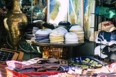 Şehir merkezindeki turistler için bir hediyelik eşya dükkanında satılan dekoratif eşyalar.