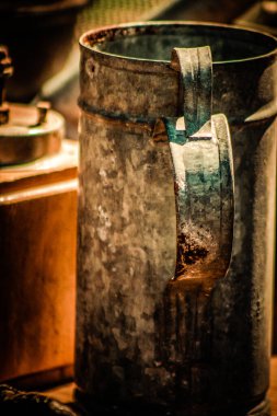 Şehir merkezindeki turistler için bir hediyelik eşya dükkanında satılan dekoratif eşyalar.