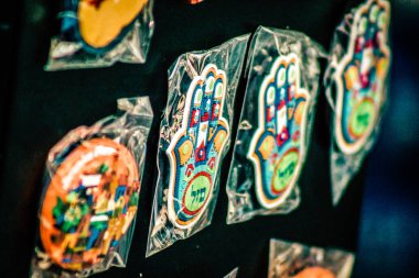 Şehir merkezindeki turistler için bir hediyelik eşya dükkanında satılan dekoratif eşyalar.