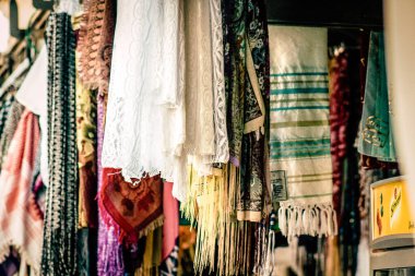 Şehir merkezindeki turistler için bir hediyelik eşya dükkanında satılan dekoratif eşyalar.