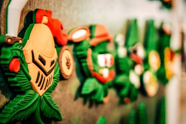 Şehir merkezindeki turistler için bir hediyelik eşya dükkanında satılan dekoratif eşyalar.