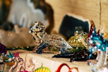 Şehir merkezindeki turistler için bir hediyelik eşya dükkanında satılan dekoratif eşyalar.