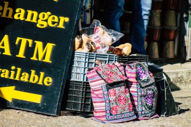Şehir merkezindeki turistler için bir hediyelik eşya dükkanında satılan dekoratif eşyalar.