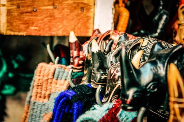 Şehir merkezindeki turistler için bir hediyelik eşya dükkanında satılan dekoratif eşyalar.