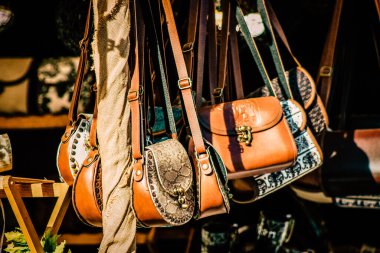 Şehir merkezindeki turistler için bir hediyelik eşya dükkanında satılan dekoratif eşyalar.