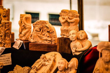 Şehir merkezindeki turistler için bir hediyelik eşya dükkanında satılan dekoratif eşyalar.