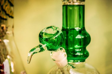 Şehir merkezindeki turistler için bir hediyelik eşya dükkanında satılan dekoratif eşyalar.