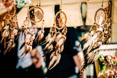 Şehir merkezindeki turistler için bir hediyelik eşya dükkanında satılan dekoratif eşyalar.