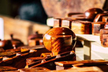 Şehir merkezindeki turistler için bir hediyelik eşya dükkanında satılan dekoratif eşyalar.