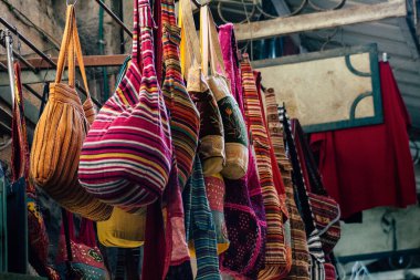 Şehir merkezindeki turistler için bir hediyelik eşya dükkanında satılan dekoratif eşyalar.