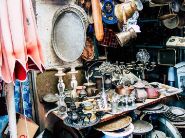 Şehir merkezindeki turistler için bir hediyelik eşya dükkanında satılan dekoratif eşyalar.