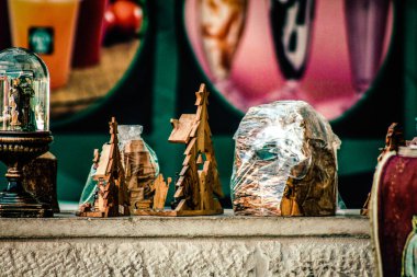 Şehir merkezindeki turistler için bir hediyelik eşya dükkanında satılan dekoratif eşyalar.
