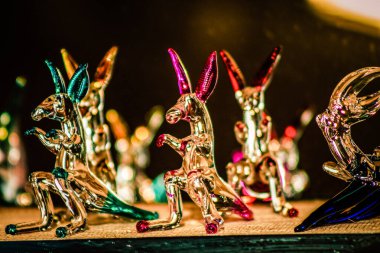 Şehir merkezindeki turistler için bir hediyelik eşya dükkanında satılan dekoratif eşyalar.