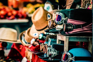 Şehir merkezindeki turistler için bir hediyelik eşya dükkanında satılan dekoratif eşyalar.