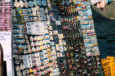 Şehir merkezindeki turistler için bir hediyelik eşya dükkanında satılan dekoratif eşyalar.