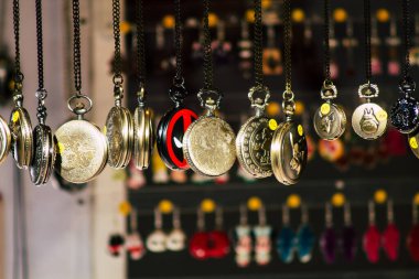 Şehir merkezindeki turistler için bir hediyelik eşya dükkanında satılan dekoratif eşyalar.