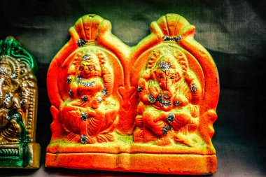 Şehir merkezindeki turistler için bir hediyelik eşya dükkanında satılan dekoratif eşyalar.